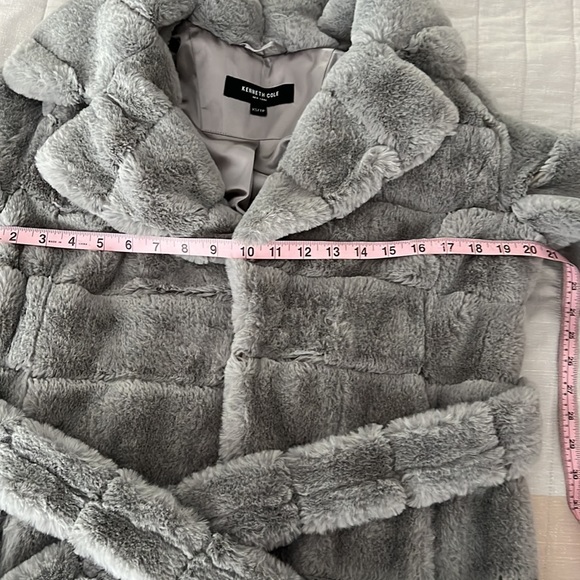 NWT (KENNETH Cole) long Faux coat size XS in very light gray - Picture 8 of 13